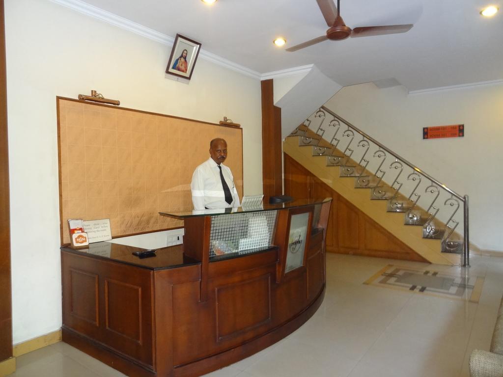 Mjm Plaza Hotel Kochi Bagian luar foto