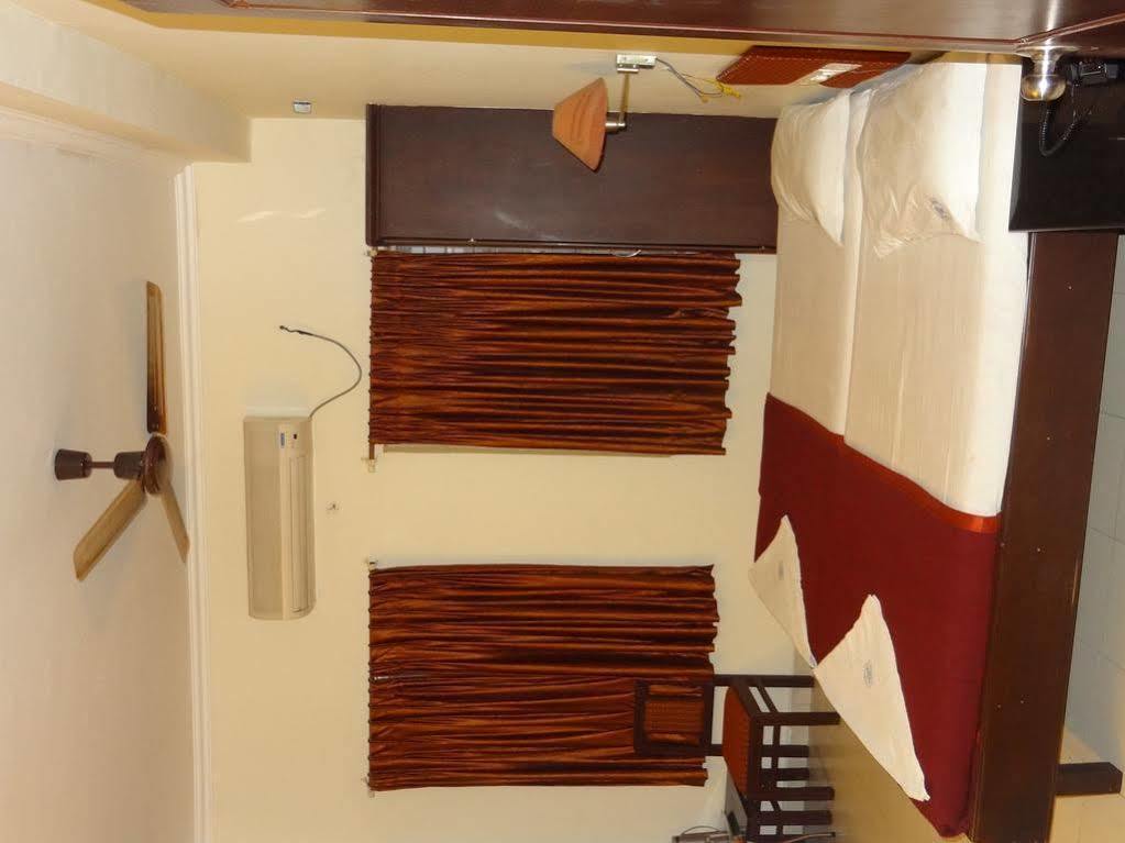 Mjm Plaza Hotel Kochi Bagian luar foto