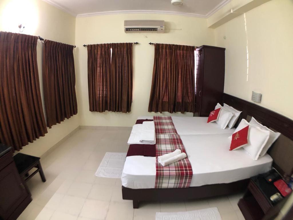 Mjm Plaza Hotel Kochi Bagian luar foto