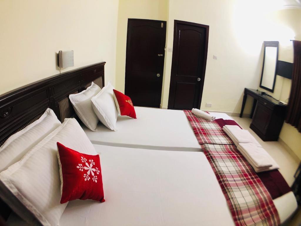 Mjm Plaza Hotel Kochi Bagian luar foto